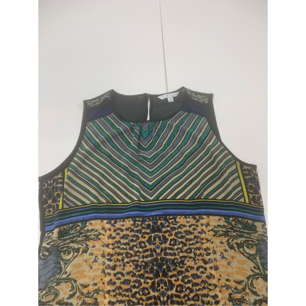 Sleeveless Patterned Top - Picture 3 of 7